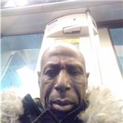 Professeur donne cours de sport consistant en renforcement musculaire , souplesse , cardio training , tennis de table, athlétisme